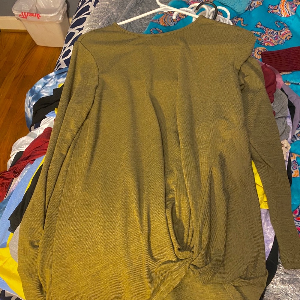 twist hem solid tee - Picture 2 of 3